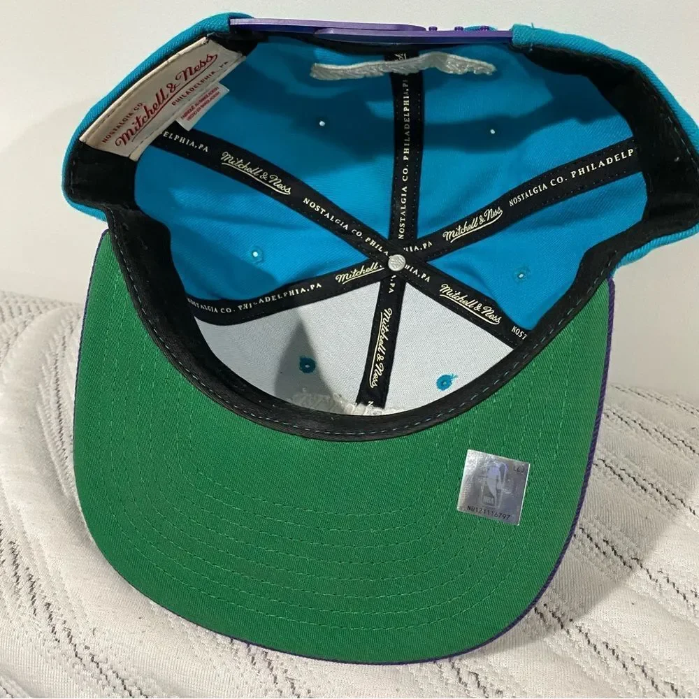 Vintage Mitchell & Ness Charlotte Hornets SnapBack Hat - Picture 5 of 6